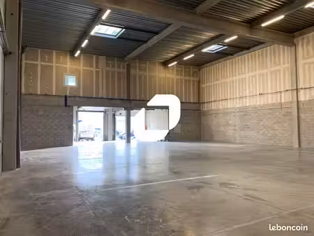 local d'activité 1 742 m²