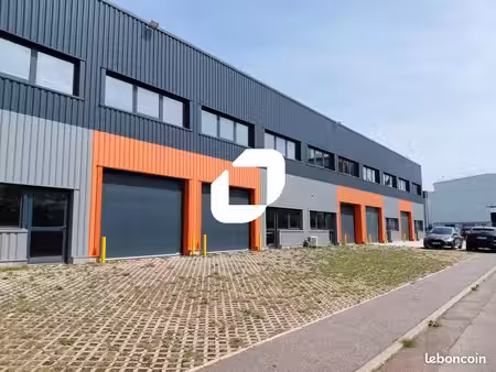 local d'activité 1 820 m²