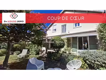 maison de charme avec jardin fleuri et arbore