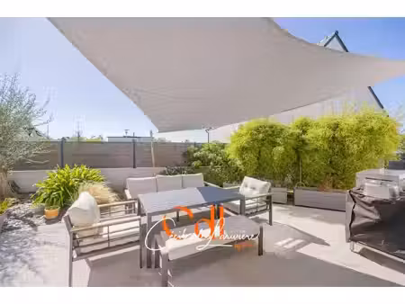 maison contemporaine de plain-pied avec joli jardin