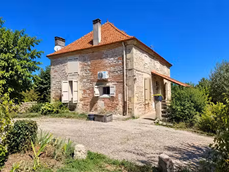 maison en pierre – 153 m² – 4 58 ha – piscine –dépendances
