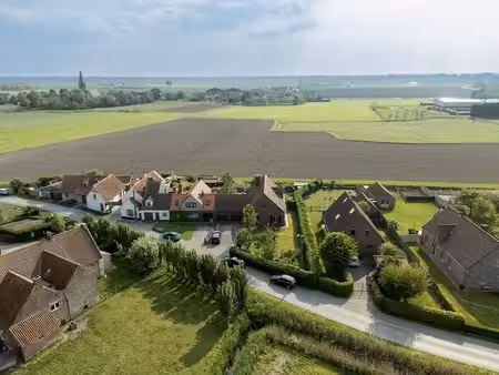 zeer ruime woning op een perceel van 1000m² met dubbele g...