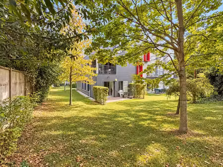 appartement de type 2 avec terrasse/jardinet et place de par