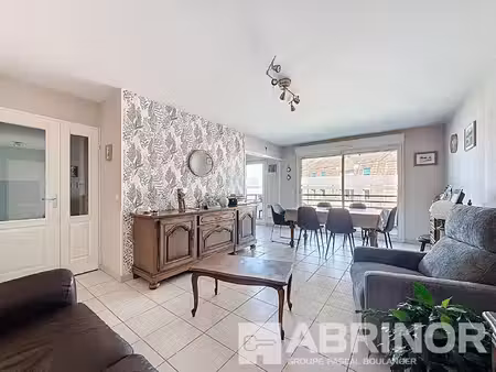 appartement de type 3 de 70 m² avec balcon et garage.