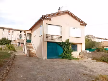 maison individuelle avec grand jardin et grand garage.