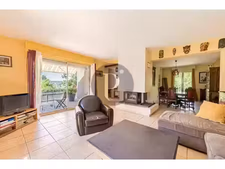 94240 - maison - centre ville - calme - grand jardin - lumineux