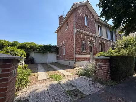 à deux pas du chr de lille  dans l'une des plus belles rues de loos !