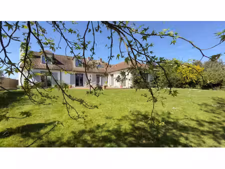 magnifique propriete de semi plain pied erigee sur plus de 1300 m²