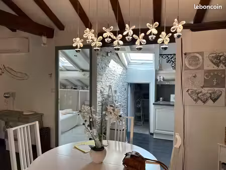 t2 meublé rénové avec goût – 40 m² – plein centre de flayosc