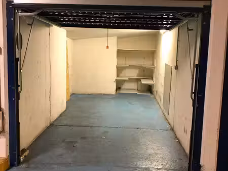loue box avec lumière indépendante