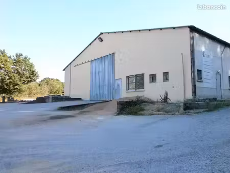 bâtiment industriel et terrain