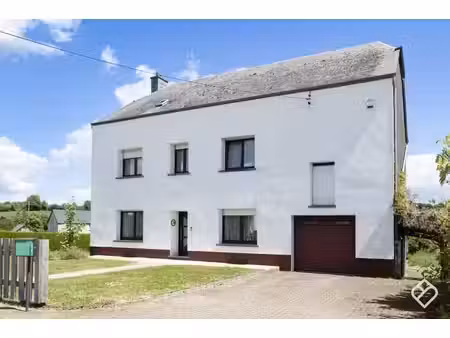 dans une impasse  grande maison avec potentiel aménageable