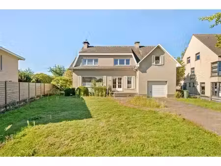 maison à rénover idéalement située avec 4 chambres sur 980m