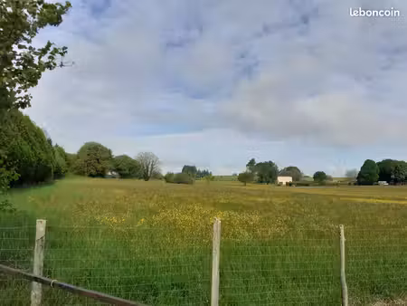 grand terrain constructible - deux hectares -