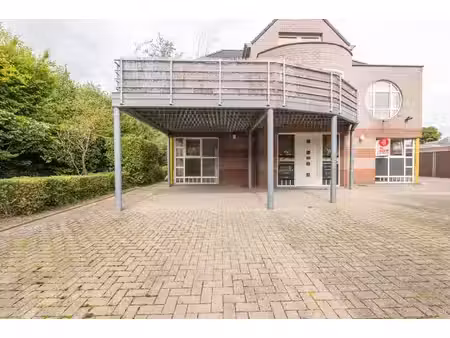 prêt à emménager au rez-de-chaussée commercial dans un empla