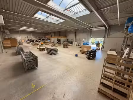 entrepôt de 817 m² à louer avec parking