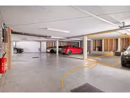 emplacement de parking sécurisé avec porte électrique