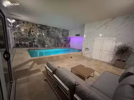 maison avec piscine intérieure chauffée et sauna