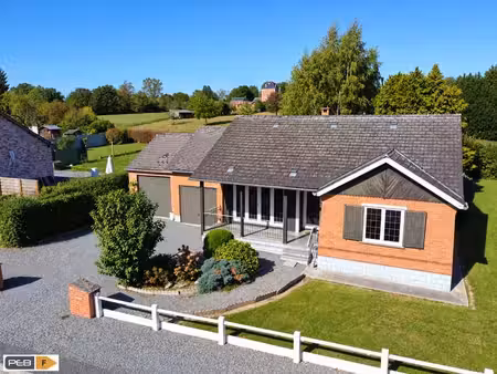 gelijkvloerse villa met 2 garages en tuin