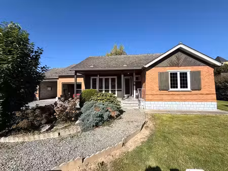 villa plain-pied avec 2 garages et jardin