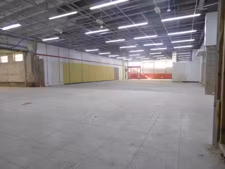 ±400 m² – grand volume + appartement indépendant + parking