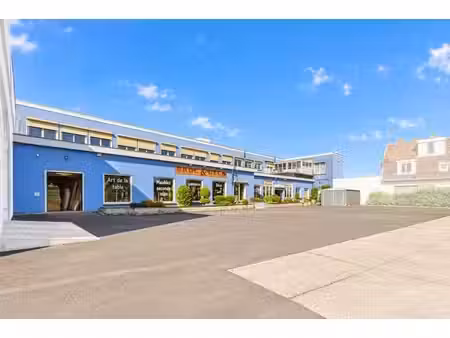 espace commercial de +/- 595m² avec 2 garages + appartement