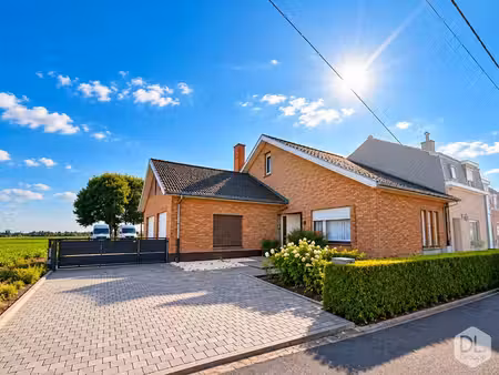 plain-pied érigé sur 1.345m2 avec 3 chambres  double garage