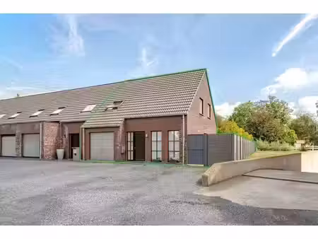 maison semi-mitoyenne avec jardin et garage en parfait état.
