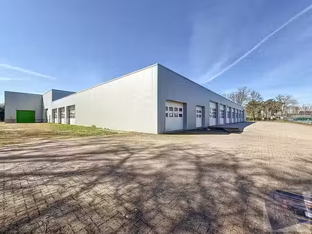 veelzijdig bedrijfscomplex op een perceel van 9.985 m² in...
