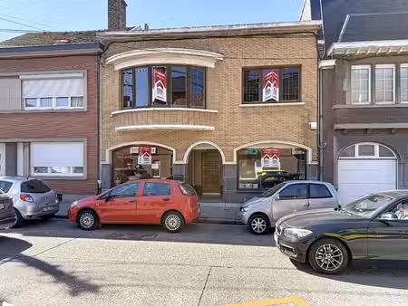 maison de commerces (2 commerces + 1 appartement) à ans