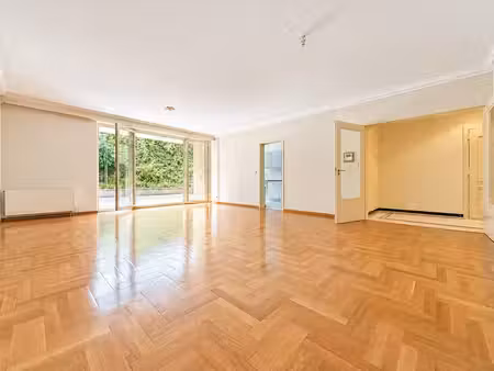 appartement de standing – 2 chambres – 2 sdd – cour – parkin