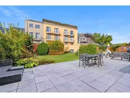 gelijkvloers appartement met tuin  terras en garage in ce...