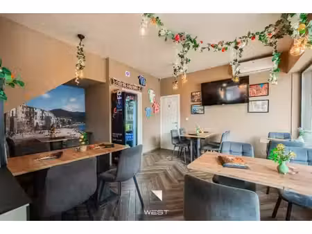 immeuble commercial abritant une activité d'hôtellerie-re...