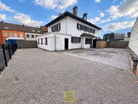 commerciële ruimte met ruim appartement
