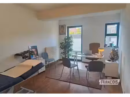 local professionnel / bureau situé dans un quartier commerc…