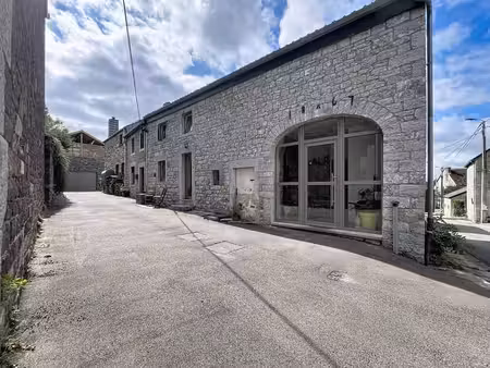fermette de caractère avec beau jardin et garage.