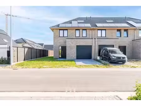 magnifiques maisons neuves avec 4 chambres et garage.