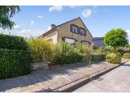 villa à rénover avec un emplacement résidentiel calme à quel