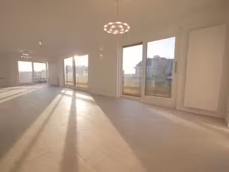 stockel : magnifique penthouse rénové ave terrasse plein sud