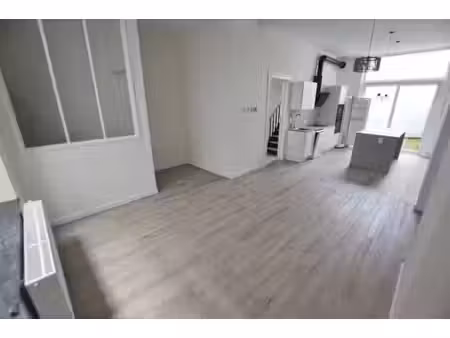 près du parvis : arrière maison calme  colocation acceptée *