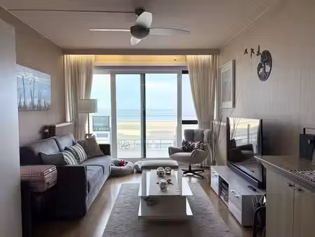 studio meublé avec vue frontale sur la mer