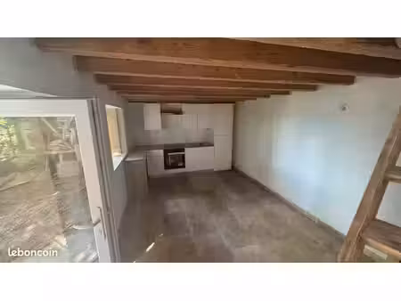 charmant duplex meublé rénové – cour privative – électricité incluse