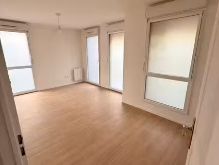 a louer appartement t2 avec grand salon et cuisine équipée dans une résidence très calme e