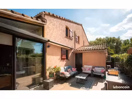 maison entièrement rénovée 56 m2 dans résidence sécurisée à tourrettes dans le var piscine