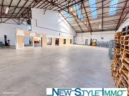 entrepôt 615 m² six fours les plages