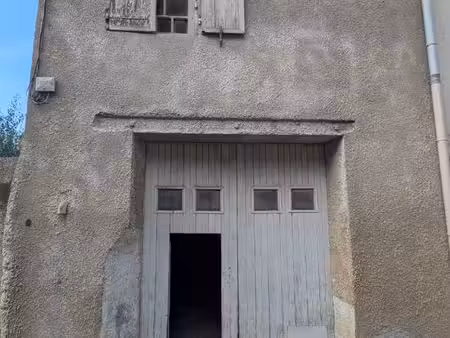 remise / garage env. 80 m² sur 2 niveaux + cour – fort potentiel – 35 000