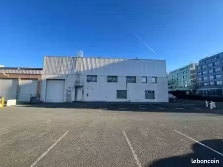 entrepôt 300 m2 à louer