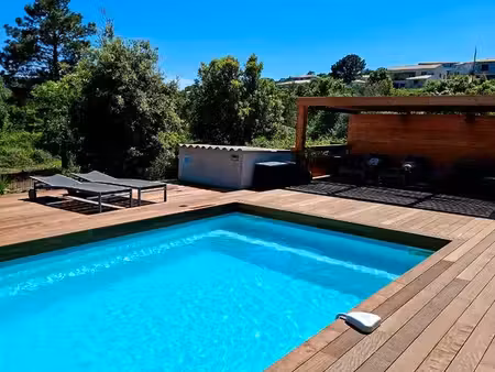 villa avec piscine au mois