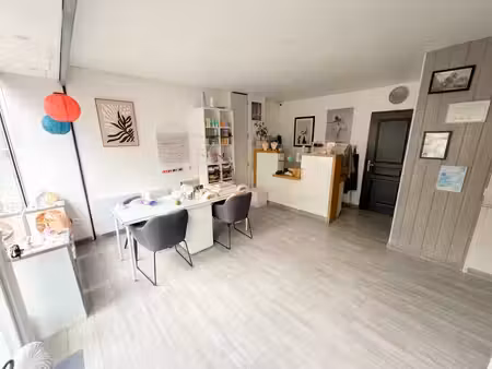 fonds de commerce très bien placé  rue commerçante et passan