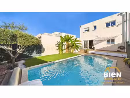 maison entièrement rénovée avec piscine et vue dégagée